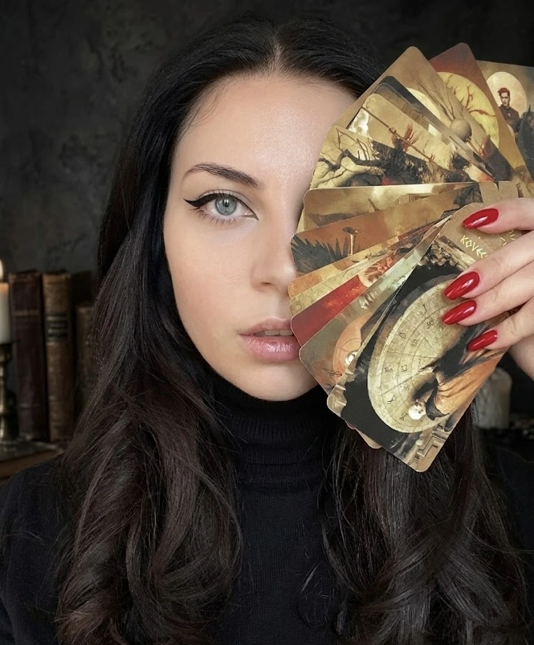 Лера с веером карт Таро